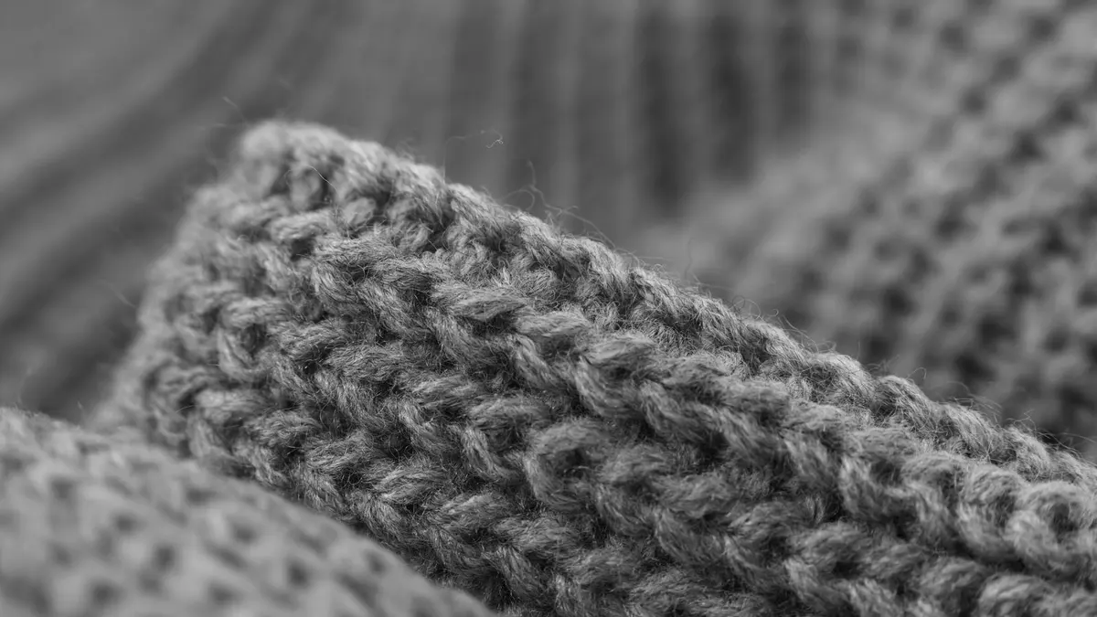 Tricot gris en côtes et jersey en gros plan
