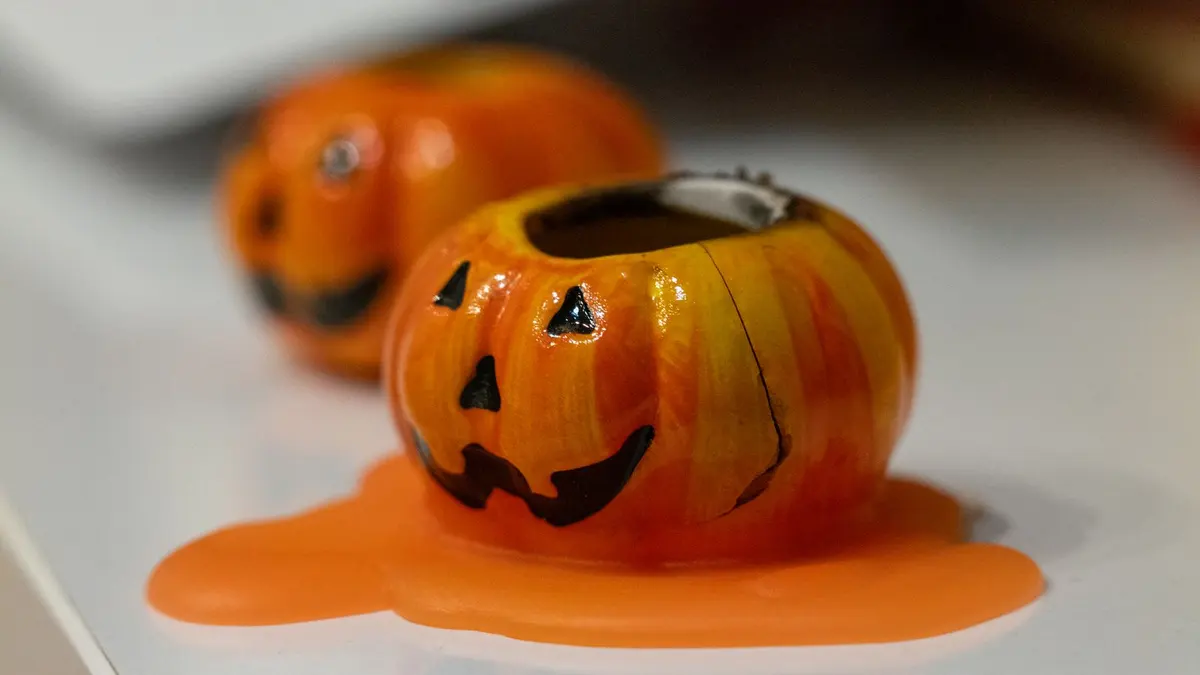 Petites citrouilles d'Halloween décoratives avec visage sculpté